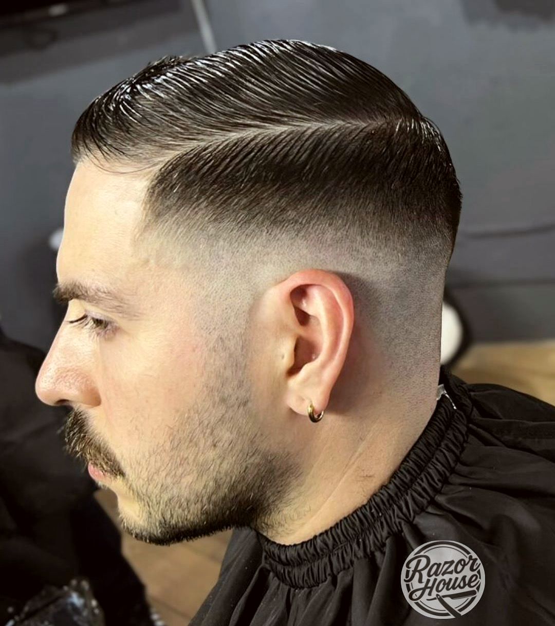 Corte clásico con raya lateral y skin fade en Razor House Barber Studio