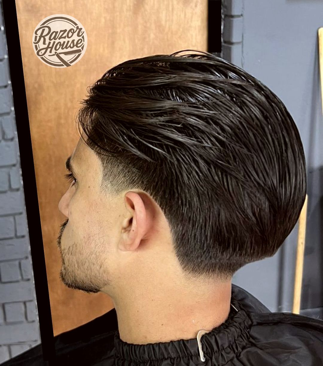 Taper bajo con volumen peinado hacia atrás